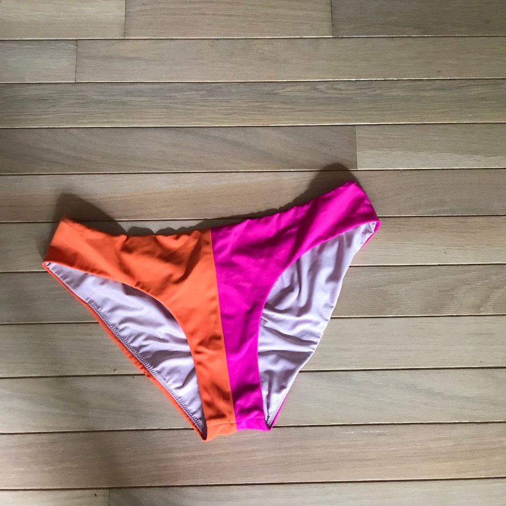 dual colour swimsuit bottoms